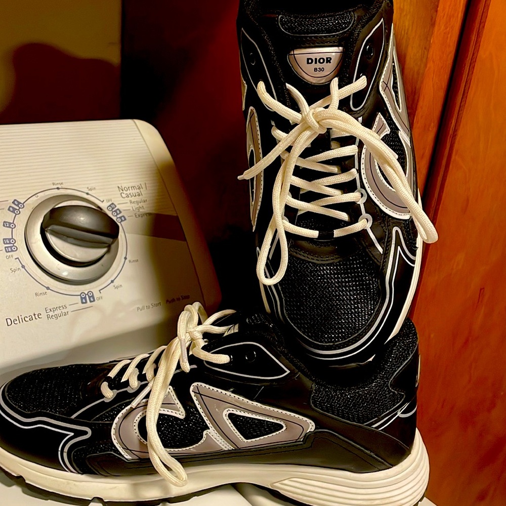 I AM SELLING MY OLD SHOES THAT I CAN NOT WEAR NO MORE.